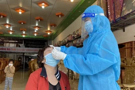 Lấy mẫu xét nghiệm COVID-19. (Nguồn: TTXVN)