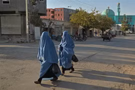 Phụ nữ Afghanistan di chuyển trên đường phố tại Qala-e-Naw, tỉnh Badghis, ngày 16/10/2021. (Ảnh: AFP/TTXVN)