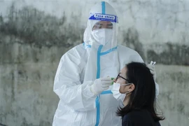 Lấy mẫu xét nghiệm COVID-19. (Nguồn: TTXVN)