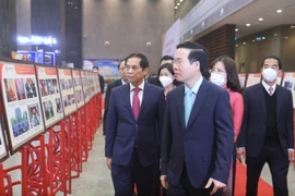 Thường trực Ban Bí thư Võ Văn Thưởng, Bộ trưởng Bộ Ngoại giao Bùi Thanh Sơn tham quan trưng bày ảnh về các hoạt động ngoại giao nổi bật của Việt Nam. (Ảnh: Lâm Khánh/TTXVN)