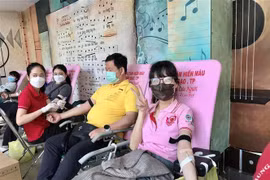 Các tình nguyện viên tham gia hiến máu tại chương trình. (Ảnh: Hồng Giang/TTXVN)