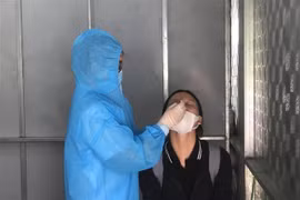Người dân di chuyển từ vùng có dịch COVID-19 vào tỉnh Cao Bằng thực hiện test nhanh kháng nguyên SARS-CoV-2 tại trạm Trạm kiểm soát phòng, chống dịch COVD-19 trên Quốc lộ 4A . (Ảnh: Chu Hiệu/TTXVN)