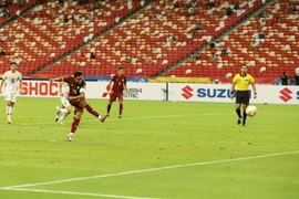 Tiền đạo Teerasil Dangda (Thái Lan) thực hiện quả penalty nâng tỷ số lên 2-1 cho Thái Lan trong trận gặp đội Philippines ở vòng bảng. (Ảnh: Thế Vũ/TTXVN)