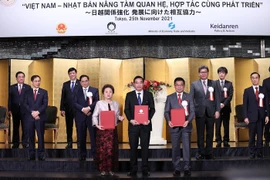 Thủ tướng Phạm Minh Chính chứng kiến Lễ trao đổi các văn kiện hợp tác giữa các doanh nghiệp 2 nước. (Ảnh: Dương Giang/TTXVN)