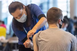 Nhân viên y tế tiêm vaccine phòng COVID-19 cho người dân tại London, Anh. (Ảnh: THX/TTXVN)