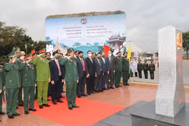 Đại tướng Phan Văn Giang, Ủy viên Bộ Chính trị, Bộ trưởng Quốc phòng Việt Nam và các quan chức quốc phòng Việt Nam chào cột mốc biên giới tại cửa khẩu quốc tế Lao Bảo trước khi sang Lào dự giao lưu hữu nghị Quốc phòng biên giới Việt Nam-Lào. (Ảnh: Trọng Đ