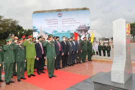 Đại tướng Phan Văn Giang, Ủy viên Bộ Chính trị, Bộ trưởng Quốc phòng Việt Nam và các quan chức quốc phòng Việt Nam chào cột mốc biên giới tại cửa khẩu quốc tế Lao Bảo trước khi sang Lào dự giao lưu hữu nghị Quốc phòng biên giới Việt Nam-Lào. (Ảnh: Trọng Đ