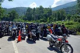 Để đảm bảo an toàn, các đoàn xe môtô được tập trung và cảnh sát giao thông dẫn đoàn khi đi qua đèo Hải Vân. (Ảnh: Quốc Dũng/TTXVN)