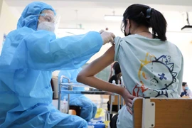 Học sinh lớp 9 Trường Trung học cơ sở Bồ Đề, quận Long Biên được tiêm vaccine phòng COVID-19. (Ảnh: Thanh Tùng/TTXVN)