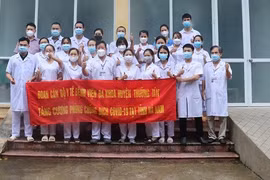 Đoàn cán bộ y tế Bệnh viện Đa khoa huyện Thường Tín lên đường hỗ trợ Hà Nam chống dịch. (Ảnh: Sở Y tế)