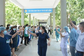 Các y, bác sỹ vẫy chào tiễn đoàn công tác lên đường tiếp viện Thành phố Hồ Chí Minh phòng, chống dịch. (Ảnh: Văn Dũng/TTXVN)