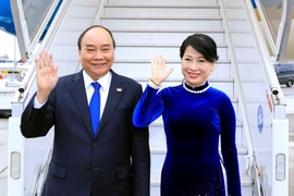 Chủ tịch nước Nguyễn Xuân Phúc và Phu nhân cùng đoàn đại biểu cấp cao Việt Nam rời Thụy Sĩ kết thúc tốt đẹp chuyến chính thức Liên bang Thụy Sỹ theo lời mời của Tổng thống Liên bang Thụy Sỹ Guy Parmelin. (Ảnh: Thống Nhất/TTXVN)