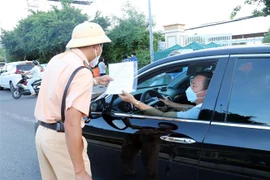Kiểm soát người, phương tiện ra, vào thành phố Vũng Tàu tại Chốt kiểm soát dịch bệnh cầu Cỏ May. (Ảnh: Đoàn Mạnh Dương/TTXVN)
