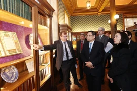 Thủ tướng Phạm Minh Chính thăm, làm việc tại Viện Pasteur Paris. (Ảnh: Dương Giang/TTXVN)