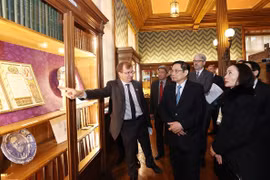 Thủ tướng Phạm Minh Chính thăm, làm việc tại Viện Pasteur Paris. (Ảnh: Dương Giang/TTXVN)