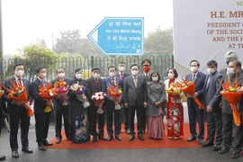 Chủ tịch Quốc hội Vương Đình Huệ chụp ảnh lưu niệm tại Đại lộ Hồ Chí Minh. (Ảnh: Doãn Tấn/TTXVN)