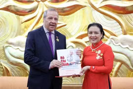 Chủ tịch Liên hiệp các tổ chức hữu nghị Việt Nam Nguyễn Phương Nga tặng quyển sách Chủ tịch Hồ Chí Minh cho ngài Mohamed Berrah. (Ảnh: Văn Điệp/TTXVN)