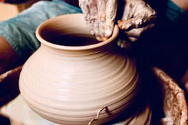 Làm đồ gốm. (Ảnh minh họa. Nguồn: Vietnam+)