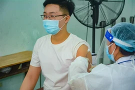 Tiêm vaccine cho học sinh tại điểm tiêm Trường Tiểu học Tô Vĩnh Diện (quận Sơn Trà). (Ảnh: Văn Dũng/TTXVN)