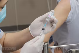Tiêm vaccine ngừa COVID-19. (Ảnh: Đinh Hằng/TTXVN)