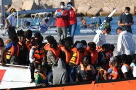 Người di cư từng được Lực lượng bảo vệ bờ biển Italy cứu tại khu vực ngoài khơi đảo Lampedusa, Italy. (Nguồn: AFP/TTXVN)
