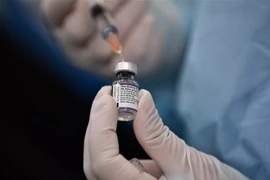 Nhân viên y tế chuẩn bị mũi tiêm vaccine ngừa COVID-19 của hãng Pfizer/BioNTech. (Nguồn: AFP/TTXVN)