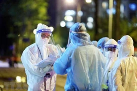 Các y bác sỹ tuyến đầu chống dịch. (Nguồn: TTXVN)