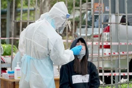 Lấy mẫu xét nghiệm COVID-19 cho người dân thành phố Vũng Tàu. (Nguồn: TTXVN)