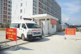 Xe chở bệnh nhân chuyển viện từ Bệnh viện dã chiến Ký túc xá phía Tây đến Bệnh viện Phổi Đà Nẵng để tiếp tục điều trị. (Ảnh: Văn Dũng/TTXVN)