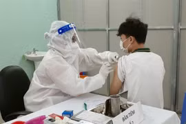Tiêm vaccine phòng COVID-19 cho học sinh khối 12, Trường THPT Bà Rịa, thành phố Bà Rịa. (Ảnh: Hoàng Nhị/TTXVN)