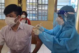 Tiêm vaccine ngừa COVID-19 ở Bình Dương. (Nguồn: TTXVN)