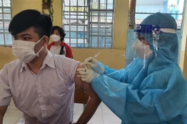 Tiêm vaccine ngừa COVID-19 ở Bình Dương. (Nguồn: TTXVN)