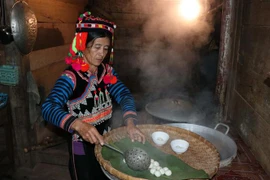 Phụ nữ Hà Nhì làm bánh trôi. (Ảnh: Xuân Tiến/TTXVN)