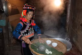 Phụ nữ Hà Nhì làm bánh trôi. (Ảnh: Xuân Tiến/TTXVN)