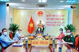 Đoàn đại biểu Quốc hội tỉnh Bà Rịa-Vũng Tàu thảo luận từ đầu cầu Văn phòng Đoàn Đại biểu Quốc hội tỉnh. (Ảnh: Đoàn Mạnh Dương/TTXVN)