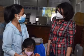 Chủ tịch Ủy ban Mặt trận Tổ quốc Thành phố Hồ Chí Minh Tô Thị Bích Châu thăm hỏi và tặng quà cho các em mồ côi vì COVID-19 tại quận 4. (Ảnh: Thu Hương/TTXVN)