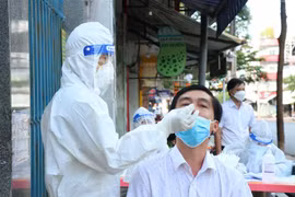 Lấy mẫu xét nghiệm sàng lọc SARS-CoV-2 cho người dân thành phố Buôn Ma Thuột. (Ảnh: Tuấn Anh/TTXVN)