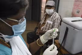 Nhân viên y tế tiêm chủng vaccine ngừa COVID-19 cho người dân tại Chennai, Ấn Độ, ngày 21/5/2021. (Ảnh: AFP/TTXVN)