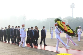 Chủ tịch nước Nguyễn Xuân Phúc, Thủ tướng Chính phủ Phạm Minh Chính, Chủ tịch Quốc hội Vương Đình Huệ và các đại biểu Quốc hội vào Lăng viếng Chủ tịch Hồ Chí Minh. (Ảnh: Nguyễn Điệp/TTXVN)