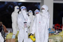 Phút nhí nhảnh của nữ bác sỹ Bệnh viện dã chiến thu dung, điều trị COVID-19 số 3 (thành phố Thủ Đức) sau ca trực. (Ảnh: Xuân Khu/TTXVN)