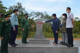 Đoàn công tác liên ngành làm việc tại tỉnh Kon Tum. (Ảnh: TTXVN phát)
