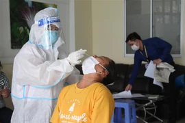 Lấy mẫu xét nghiệm COVID-19 cho người dân Hậu Giang. (Nguồn: TTXVN)