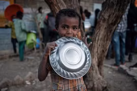 Trẻ em tại trại tị nạn ở Mekele, khu vực Tigray, Ethiopia. (Ảnh: AFP/TTXVN)