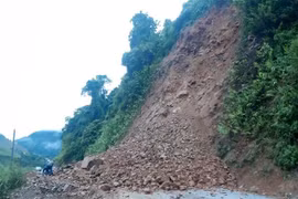 Mưa lớn tại Lai Châu gây sạt lở trên các tuyến giao thông như quốc lộ 4H, đường tỉnh 133. (Ảnh: TTXVN phát)