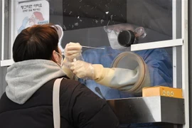 Một điểm xét nghiệm COVID-19 ở Seoul, Hàn Quốc. (Ảnh: AFP/TTXVN)