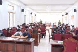 Các đối tượng tại trụ sở cơ quan chức năng. Ảnh: TTXVN phát