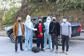 Lực lượng công an Điện Biên và Công an Lào di lý đối tượng Hoàng Tiến Dũng về Điện Biên để tiếp tục điều tra, xử lý. (Ảnh: TTXVN phát)