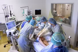 Điều trị cho bệnh nhân nhiễm COVID-19 tại bệnh viện ở Đức. (Ảnh: AFP/TTXVN)