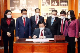 Chủ tịch Quốc hội Vương Đình Huệ viết lưu bút. (Ảnh: Doãn Tấn/TTXVN)