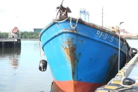 Tàu BT-99998 TS tại cảng của lực lượng Vùng Cảnh sát biển 3. (Ảnh: TTXVN phát)